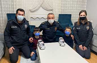 İkiz Kardeşlere Kaya’dan Hediye