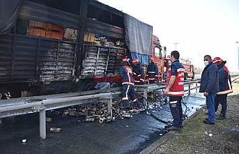 Lastiği Patlayan Tır Dorsesi Alev Aldı