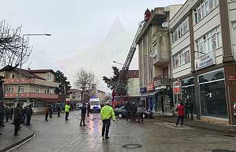 Sinir Krizi Geçirerek Çatıya Çıktı