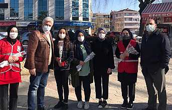 Kızılay Hendek’te Çiçek Dağıttı