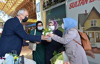 Pazar Yerinde Çiçeklerle Karşıladılar