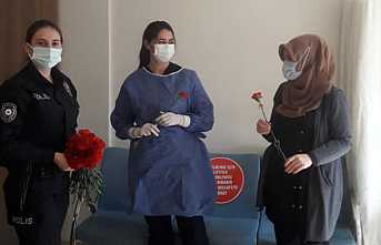 Polislerden Sağlıkçılara Çiçek Süprizi