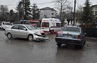 Hendek’te İki Otomobil Çarpıştı 2 Yaralı