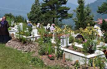 Arefe Günü Mezarlıklarda Yoğunluk