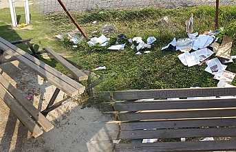 Kitaplar Saçıldı, Masalar Söküldü