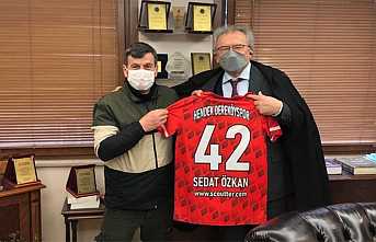 Dereköyspor’dan Destek Verenlere Forma Hediye