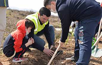 Hendek Belediyesi Minik Öğrencilerle Fidan Dikti
