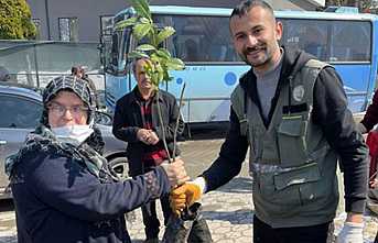 Hendek’ te Vatandaşlara Ücretsiz Fidan Dağıtımı Yapıldı