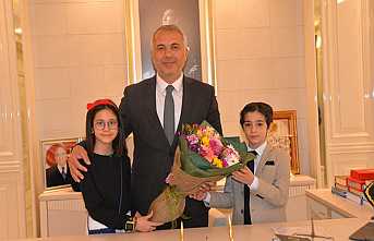 Başkanlık Koltuğu Cemre ve Kayra’nın