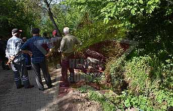 Dereye Yuvarlandı, 2 Kişi Yaralandı