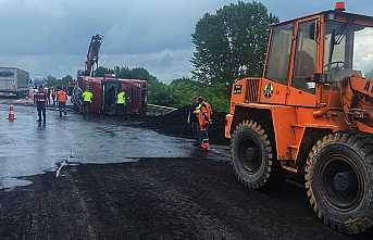 Kömür Yüklü Tır Devrildi, 2 Kişi Yaralandı
