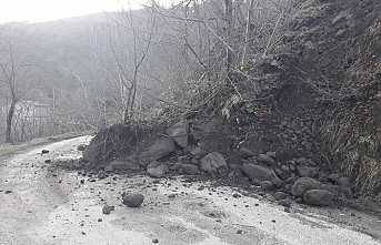 Heyelan Yol Kapattı