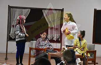 Öğrenciler 40 Yıllık Tiyatroculara Taş Çıkarttı