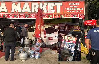 Otomobil Markete Daldı, Maddi Hasar Meydana Geldi
