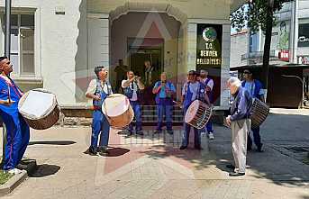 Cazgırlar Belediye Binası önünde güreşe davet ettiler