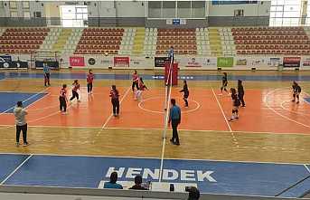 Yıldız Kızlar voleybol İlçe Birinciliği Müsabakaları Başladı