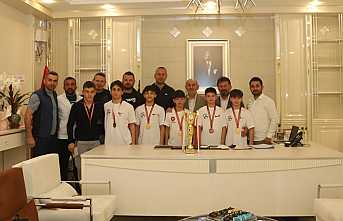 Şampiyon Takımdan İrfan Püsküllü’ye Kupalı Ziyaret