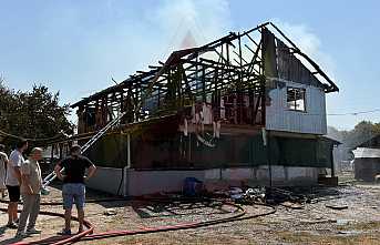 Hendek’te Yangın, 2 Katlı Ev Küle Döndü