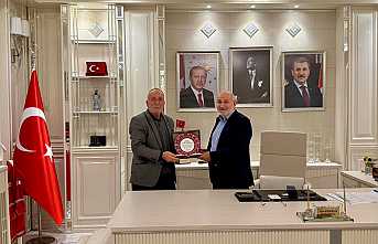 Çolakoğlu’ndan Püsküllü’ye Plaket