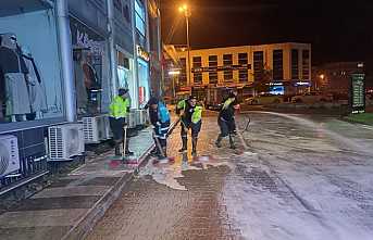 Hendek’te Caddeler Köpükle Yıkandı, Bayrama Pırıl Pırıl Giriliyor