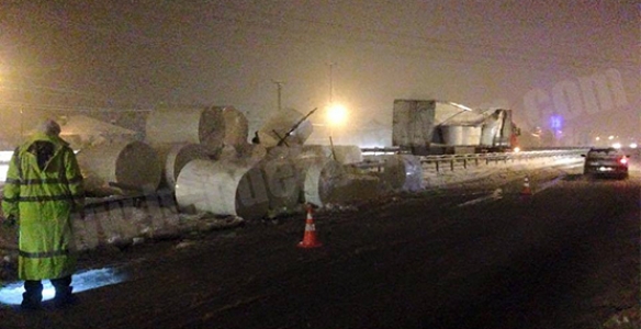 TIR KARAYOLUNDA YAN YATTI, DURAMAYAN OTOMOBİL TIR’A ÇARPTI