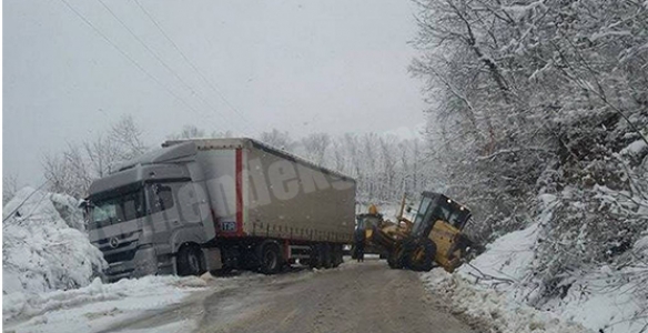 TIR KAYARAK YOLDAN ÇIKTI 