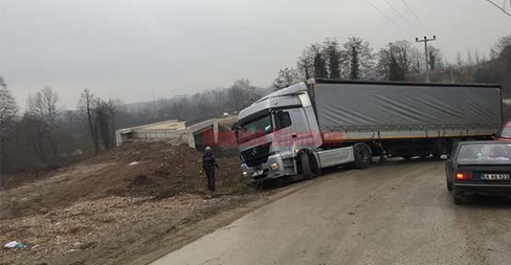 TIR KAYARAK YOLDAN ÇIKTI