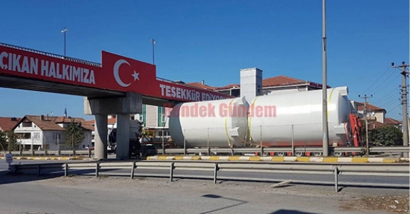TIR ÜST GEÇİT’E TAKILDI