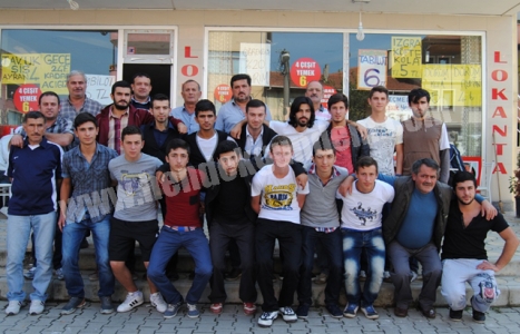 TOPÇU MAÇ ÖNCESİ FUTBOLCULARA YEMEK VERDİ 