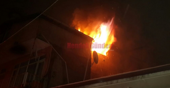 ÜÇÜNCÜ KATTA ÇIKAN YANGIN KORKUTTU