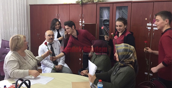 ÜLKÜCÜ GENÇLERDEN ÖĞRETMENLERE KARANFİL 