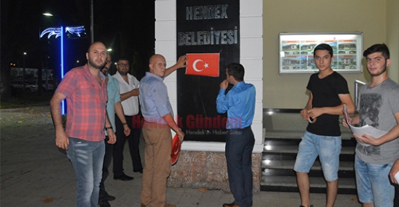 ÜLKÜCÜLER HENDEK’TE TÜM İŞYERLERİNİ TÜRK BAYRAKLARI İLE DONATTI