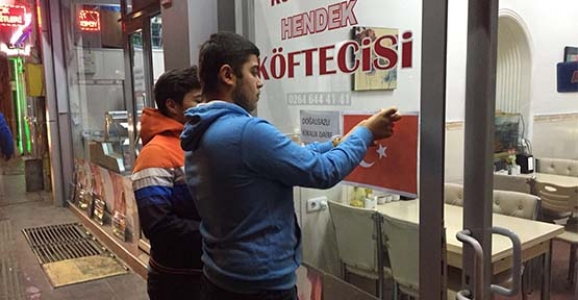 ÜLKÜCÜLER İŞYERLERİNİ BAYRAKLA SÜSLEDİLER