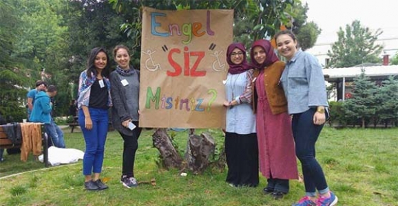 ÜNİVERSİTE ÖĞRENCİLER ENGELLİLER HAFTASINI KUTLADI