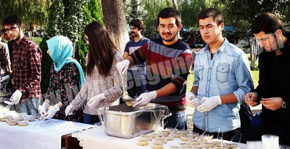 ÜNİVERSİTE ÖĞRENCİLERİNDEN AŞURE ETKİNLİĞİ 