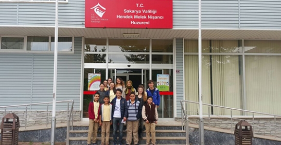 ÜNİVERSİTELİ ÖĞRENCİLER YAŞLILAR İLE ÇOCUKLARI BULUŞTURDU