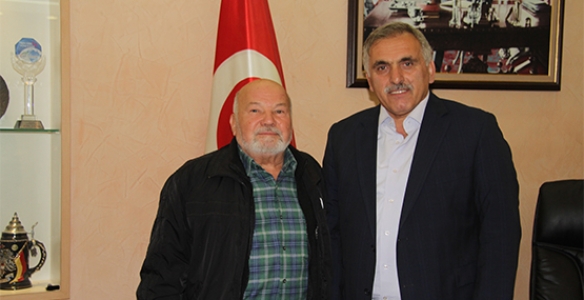 ÜNLÜ RESSAM HENDEK’TE