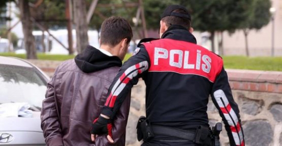 UYUŞTURUCU SATARKEN YAKALANAN SURİYE’Lİ TUTUKLANDI