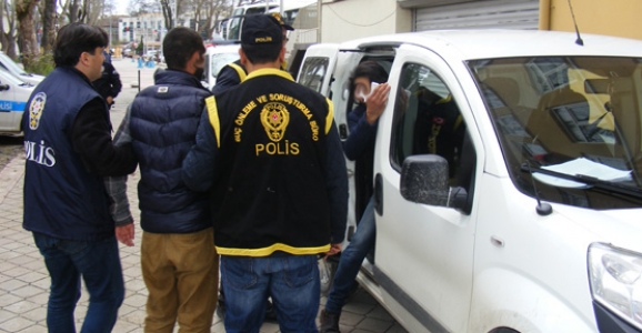 UYUŞTURUCU TACİRLERİ YAKALANDI