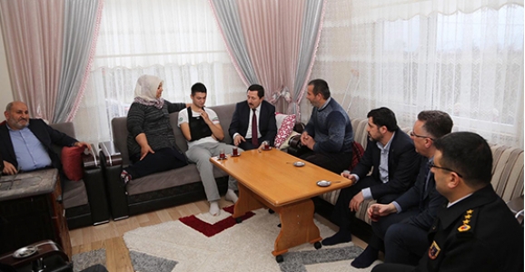 VALİ BALKANLIOĞLU’NDAN YAŞLILARIMIZ VE GAZİMİZE ZİYARET