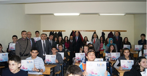 VALİ TABLET DAĞITTIP İNŞAATLARDA İNCELEMEDE BULUNDU