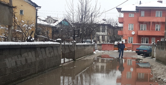 VATANDAŞLAR SOKAKLARA ÇÖZÜM BEKLİYOR