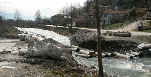 VATANDAŞLAR YIKILAN KÖPRÜNÜN YAPIMINI İSTEDİLER
