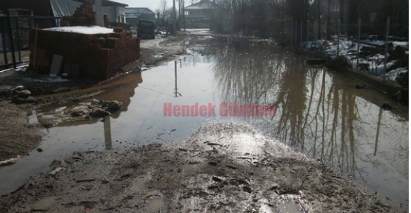 VATANDAŞLAR YOLUN DERE HALİNE GELMESİNE TEPKİLİ