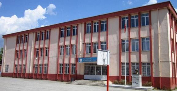 VELİLER OKUL ÖNÜNE ÇÖZÜM İSTİYOR