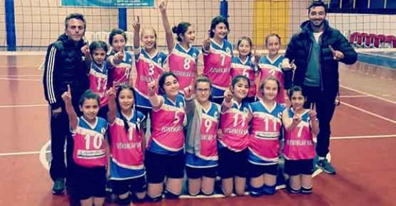 VOLEYBOLDA KÜÇÜK KIZLARDA ŞAMPİYON 