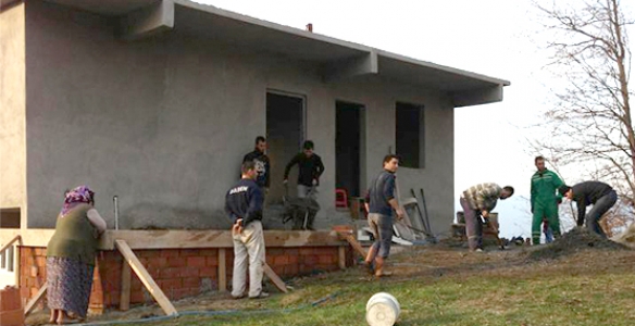 YARICA KÖYÜ GENÇLERİNDEN KÖY BİNASI YAPIMI