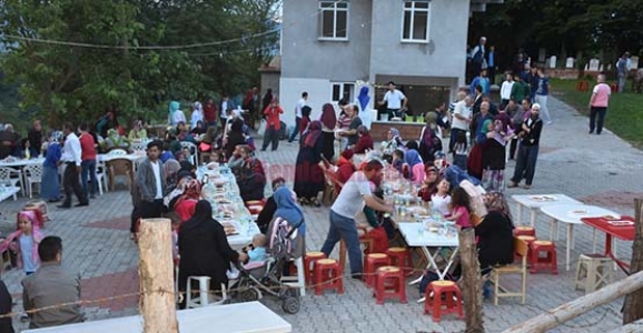 YARICA YENİ MAHALLE HALKI İFTARDA BİR ARAYA GELDİ