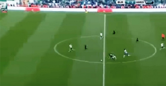 FUTBOLCUYA UÇAN TEKME ATAN HENDEKLİ