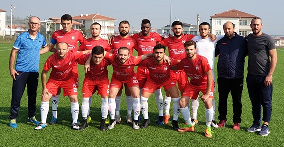 Yenimahallespor Liderliğini Sürdürüyor